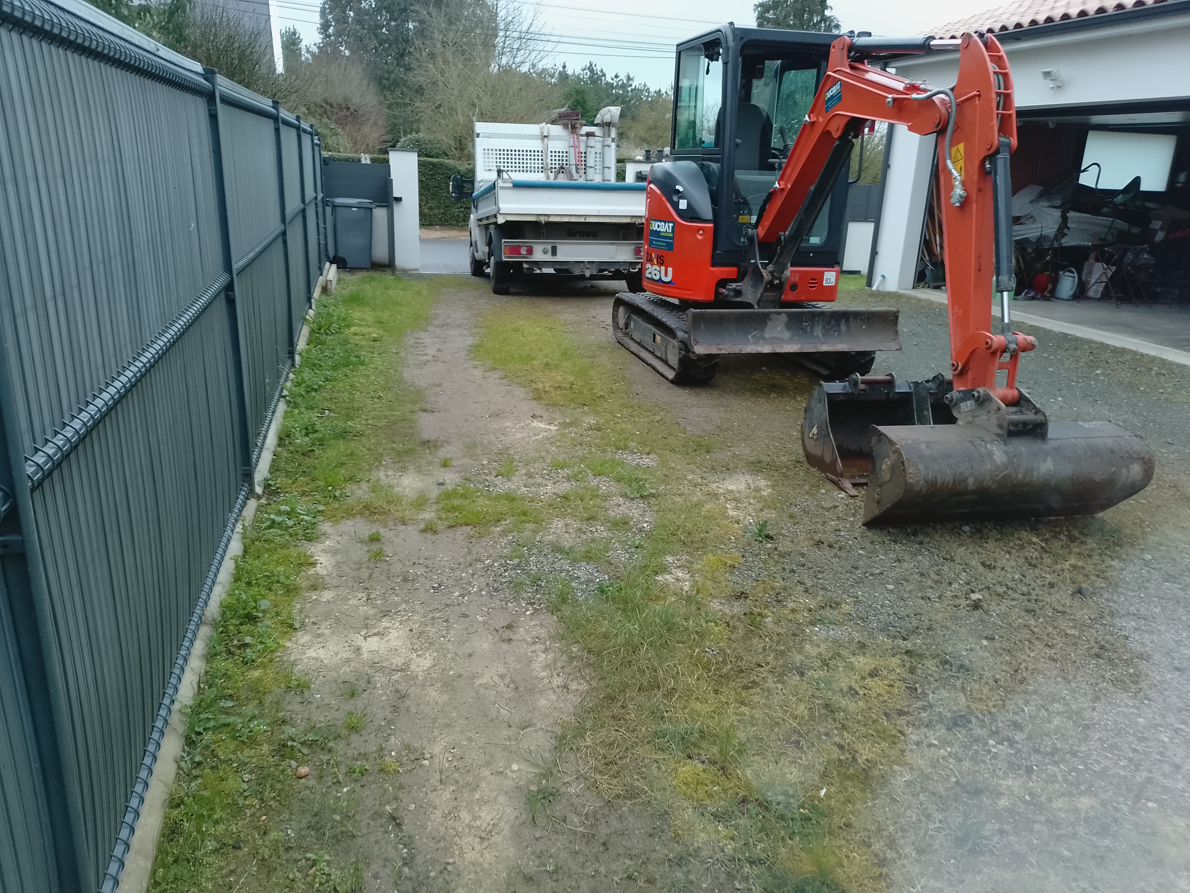 Réalisation d'une allée en béton noir et pavés - Photo 1