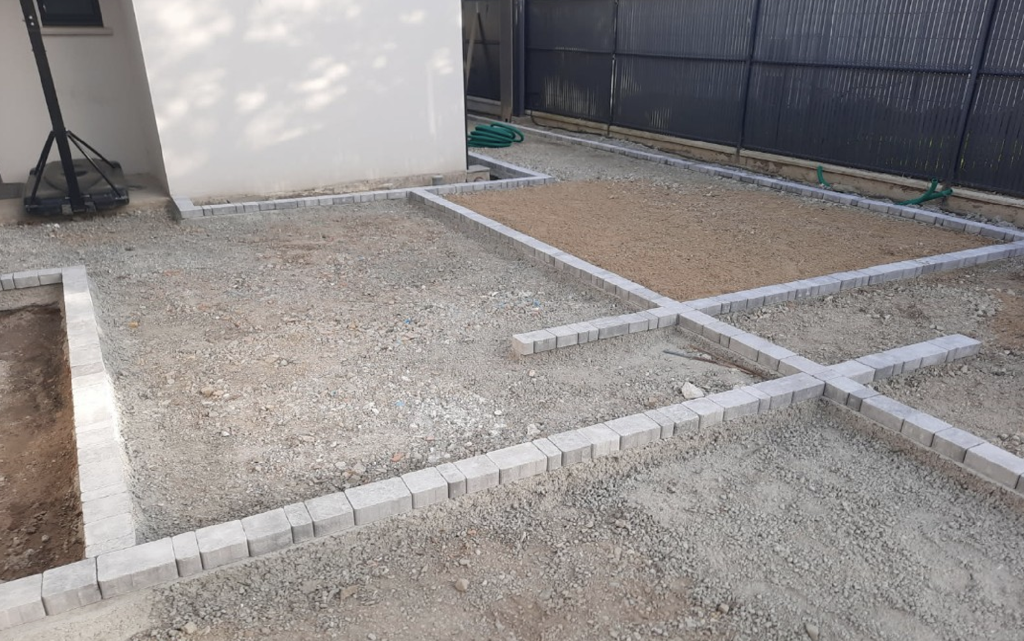 Réalisation d'une allée en béton noir et pavés - Photo 2