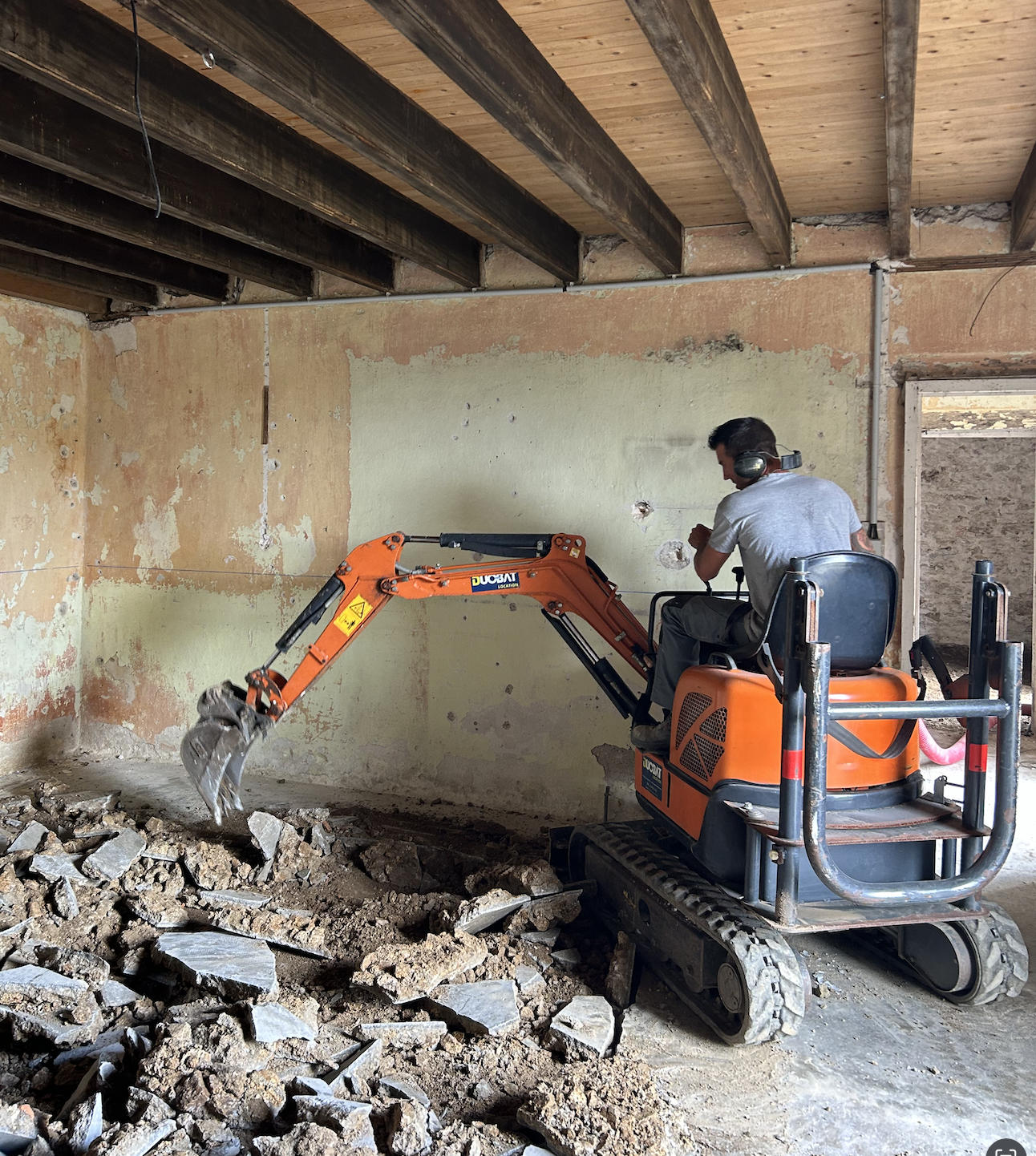 Décaissement et réalisation d'une dalle de 70m2 en béton - Photo 1