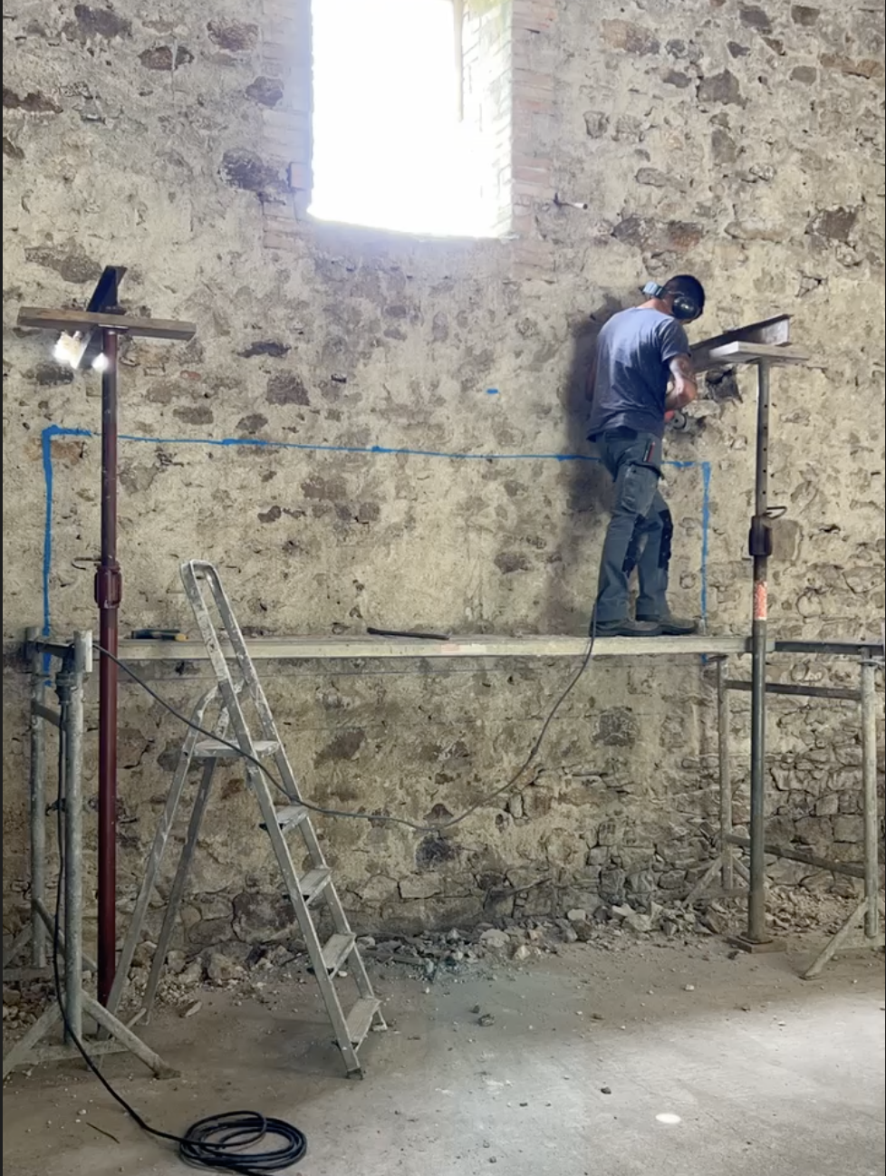 Création d'une fenêtre panoramique dans un mur de pierre - Photo 1